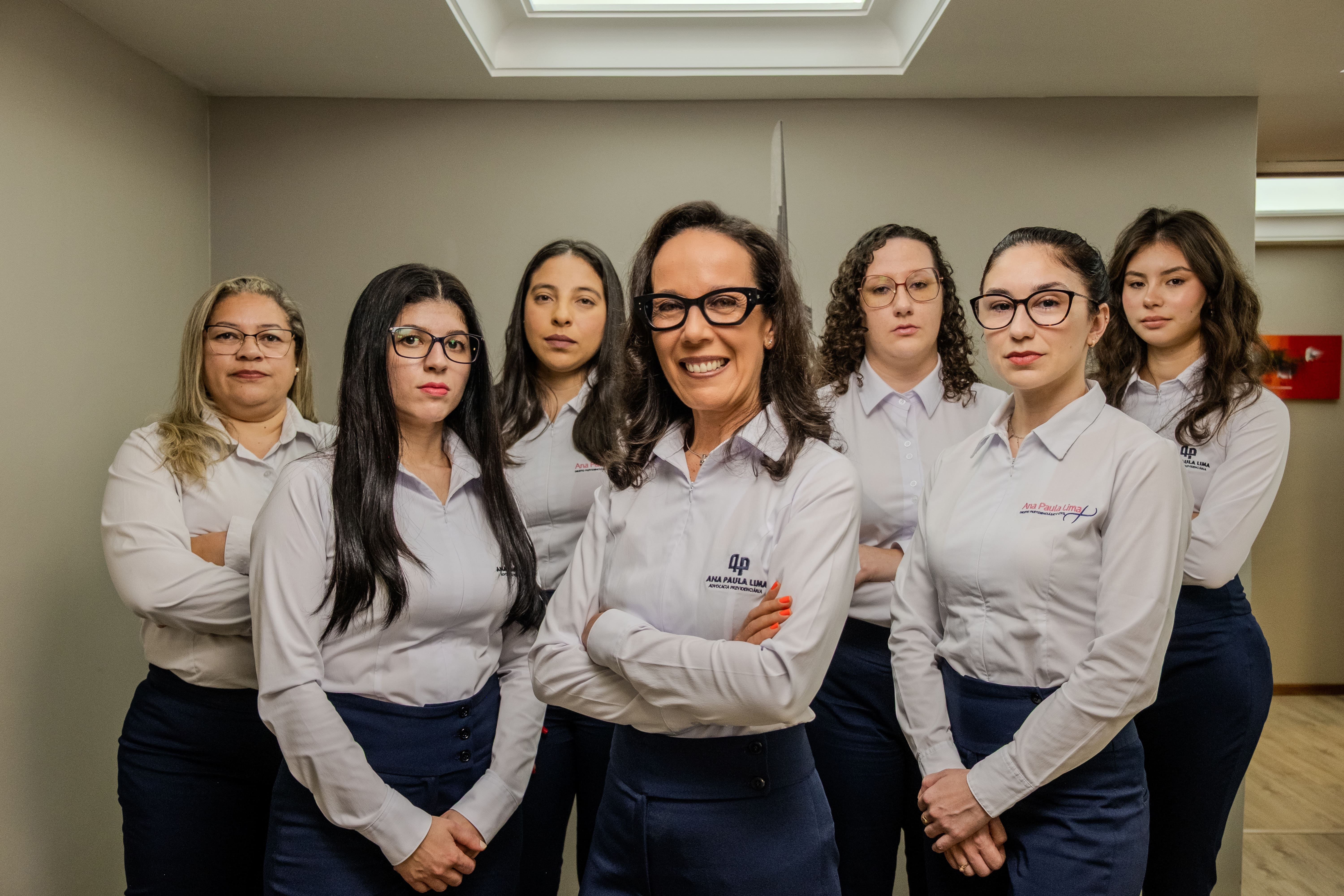 Dra. Ana Paula Lima com sua equipe no escritório