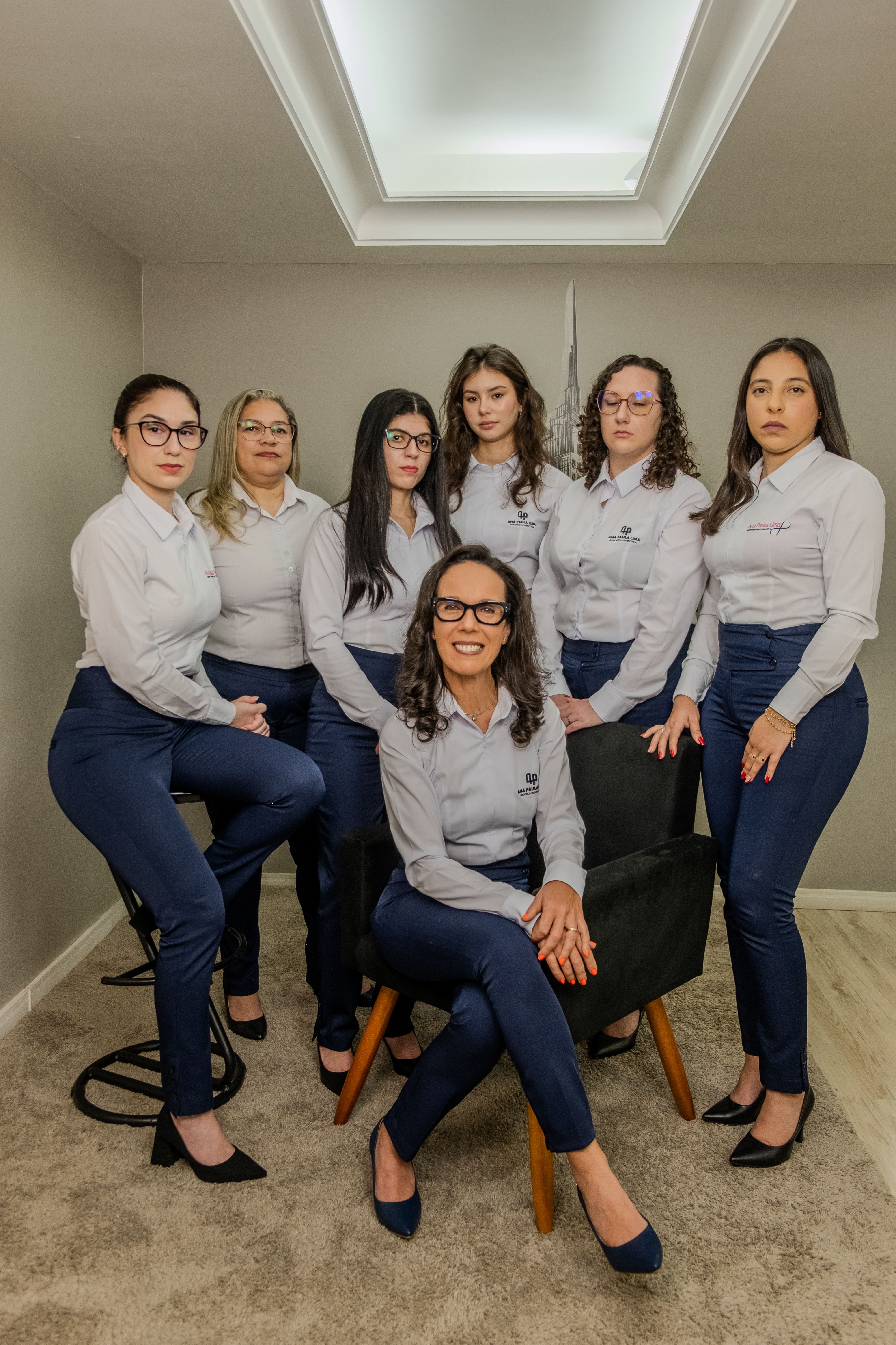 Dra. Ana Paula Lima com a equipe do escritório